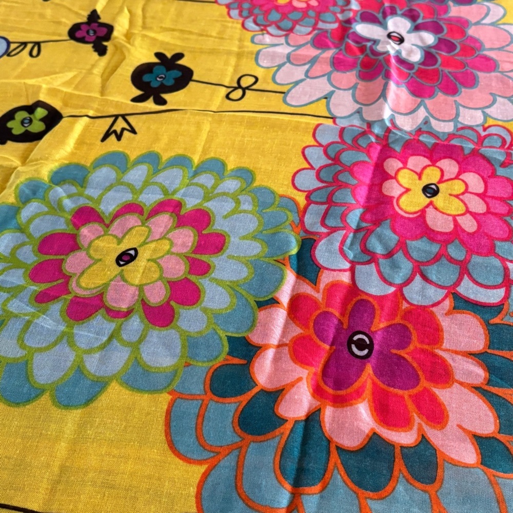 NIB Pylones scarf, Dahlia themed. - Picture 12 of 13